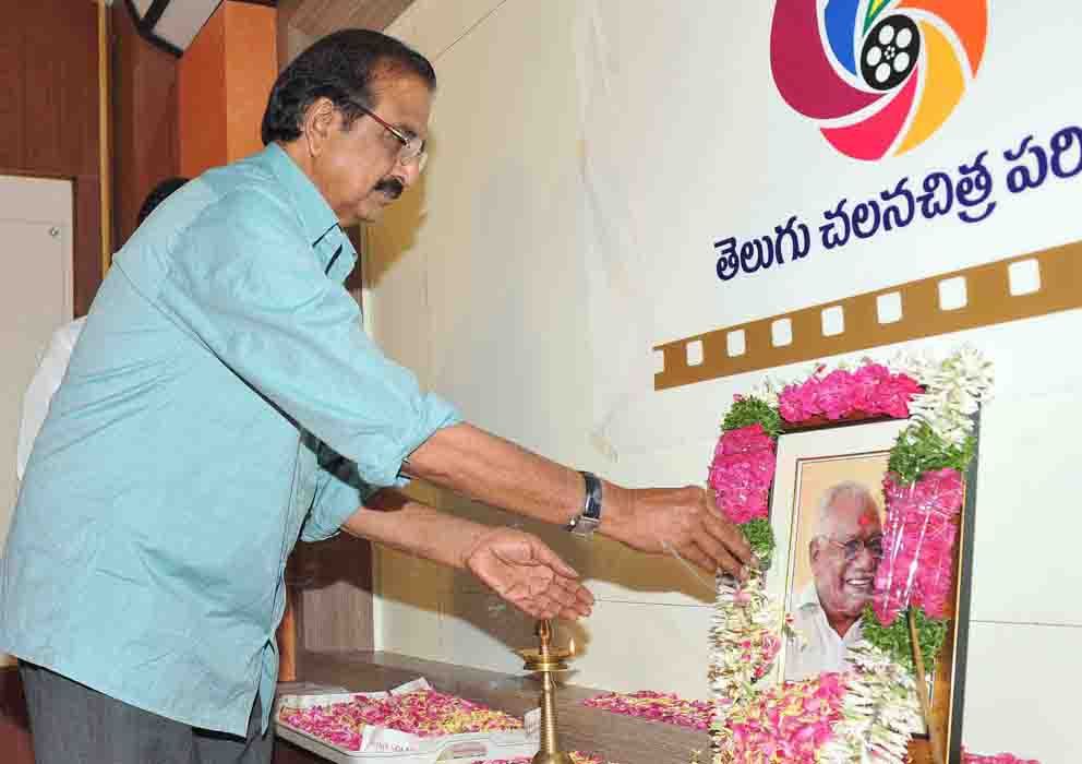 Chiranjeevi & Tollywood Condolences to Jaladi - Pictures | Picture 104349